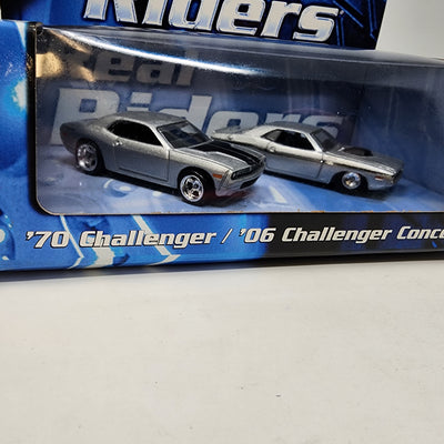 '70 Challenger & '06 Challenger * Hot Wheels Limited Edition Real Riders