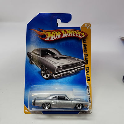 '69 Dodge Coronet Super Bee #5 * SILVER * Hot Wheels 2008 New Models