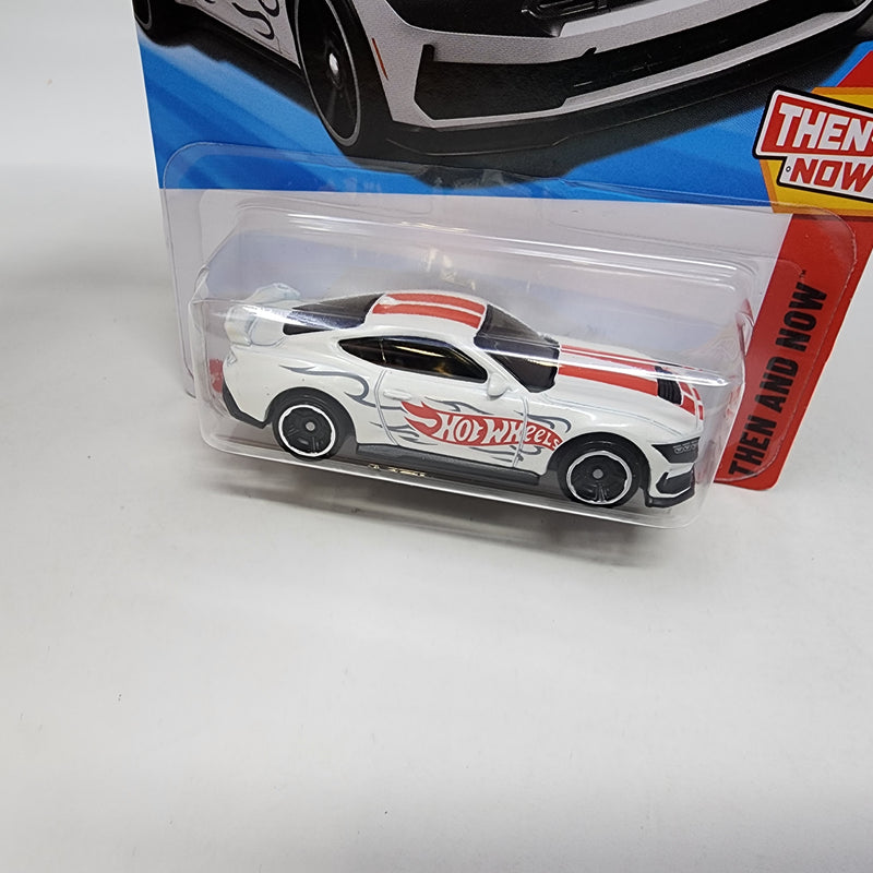 Ford Mustang Dark Horse 