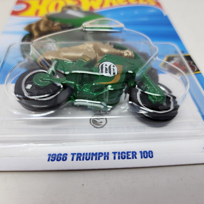 1966 triumph Tiger 100 #235 * Treasure Hunt * 2025 Hot Wheels  NEW! N Case