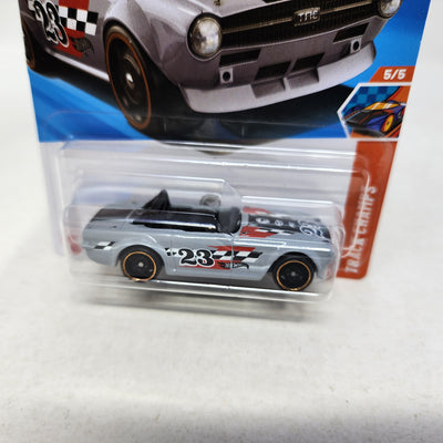 Triumph TR6 #249 * Treasure Hunt * 2025 Hot Wheels  NEW! Case Q