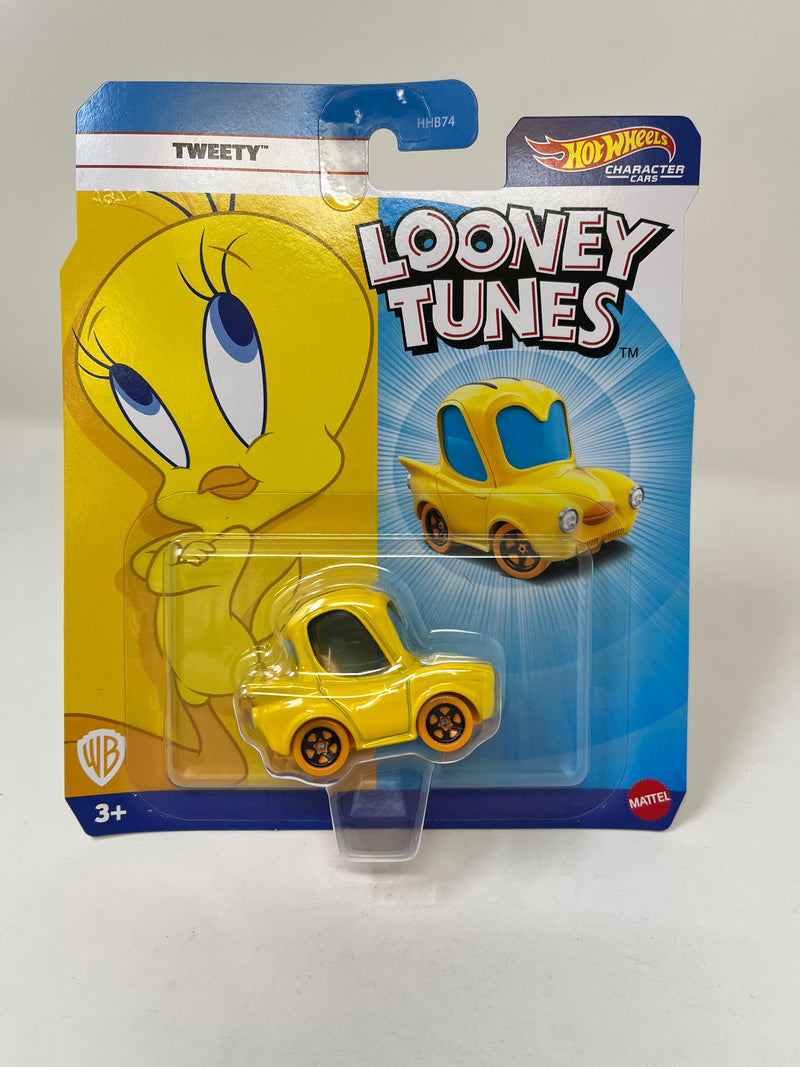 Tweety * NEW!! 2024 Hot Wheels Character Cars Case Q Release