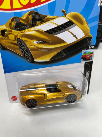 McLaren Elva #82 * Gold * 2023 Hot Wheels