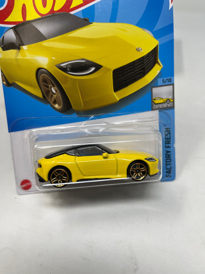 Nissan Z Proto #124 * YELLOW * 2022 Hot Wheels Basic