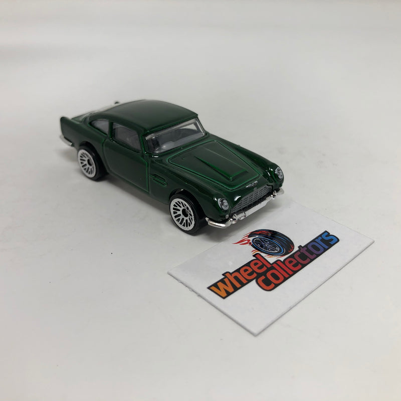 1963 Aston Matin DB5 * Hot Wheels 1:64 scale Loose Diecast