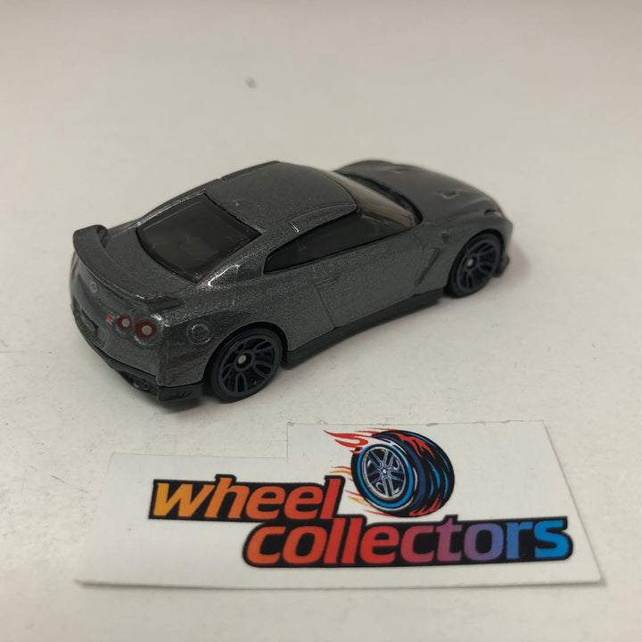 17 Nissan GT-R (R35) * Gray * Hot Wheels Loose 1:64 Scale