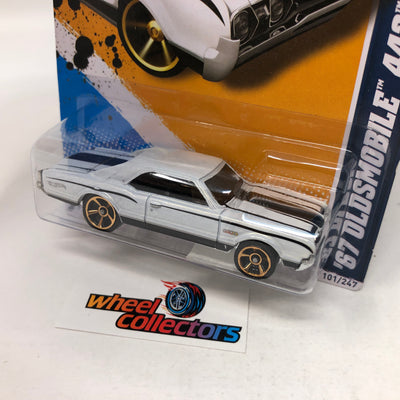 '67 Oldsmobile 442 #101 * White * 2012 Hot Wheels